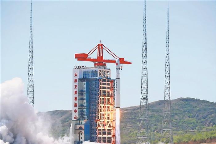 “微納雙星”搭載長征六號丙運載火箭在太原衛(wèi)星發(fā)射中心點火升空。 圖片由哈工大衛(wèi)星技術研究所提供